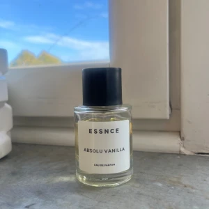 ESSNCE Absolu Vanilla parfym - ESSNCE Absolu Vanilla Eau de Parfum –  Parfymen är nyligen köpt, har använt lite grann (se bild)