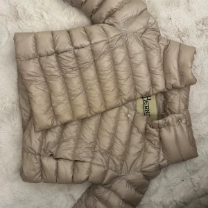 Henro jacka - Beige Henri jacka, köpt ny från miinto, mycket bra skick inga fläckar eller defekter, inte mycket använd, storlek 40 i italisk storlek så lite mindre i storleken, pris kan diskuteras❤️