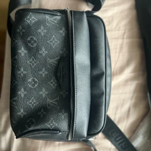 LV Väska - LV Väska för daily use, lite tryckt då den legat undan men kan förmodligen ba böjas ut igen om man försöker. Snabbt och enkelt pris.
