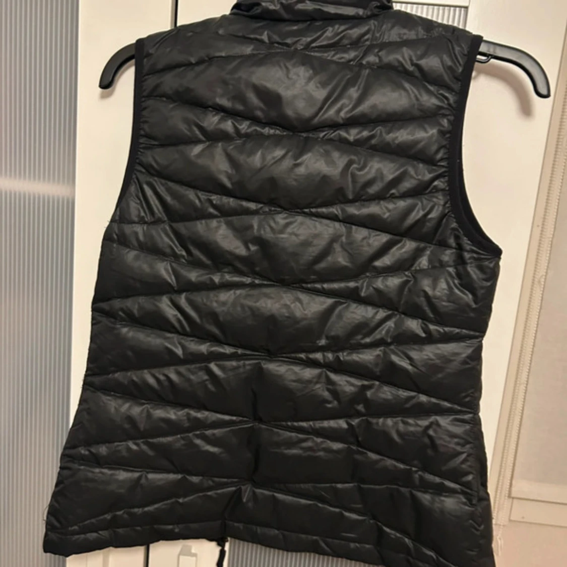 Svart dunväst med dragkedja - 2