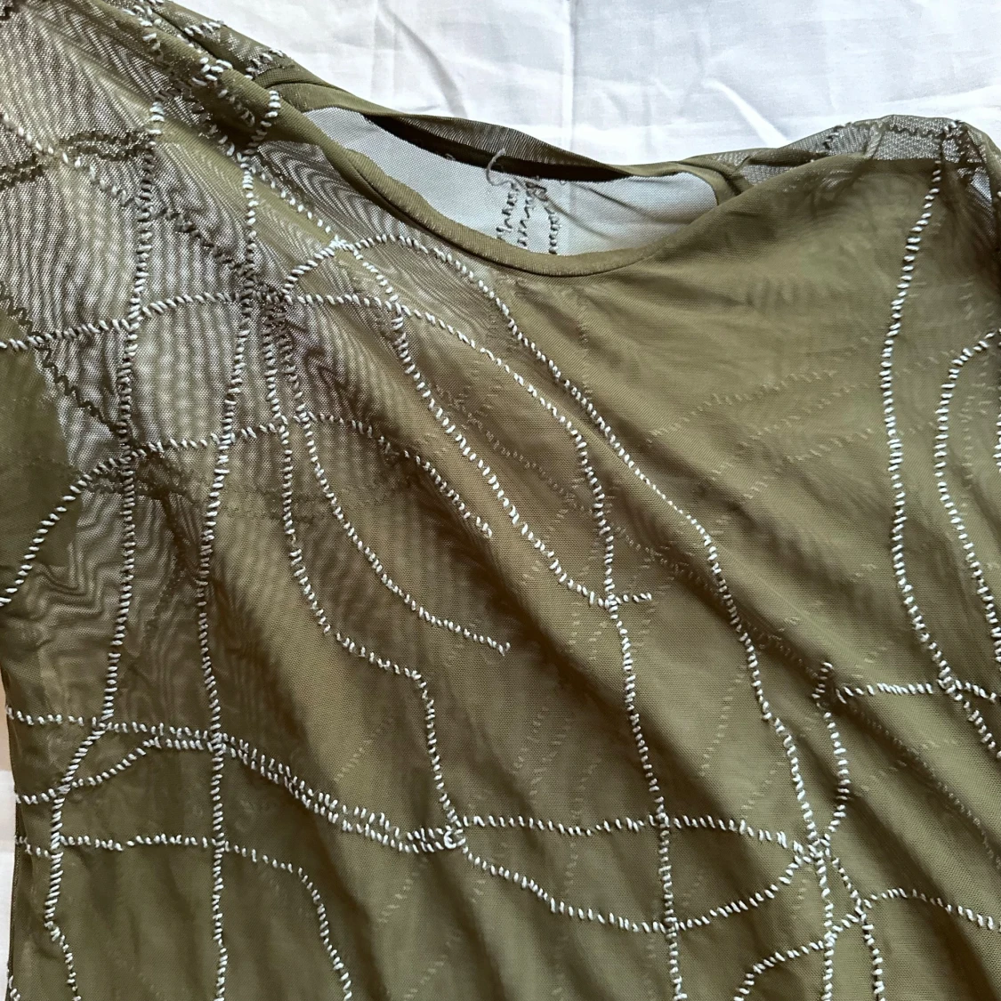 Olivgrön mesh t-shirt med handbroderi  - 1