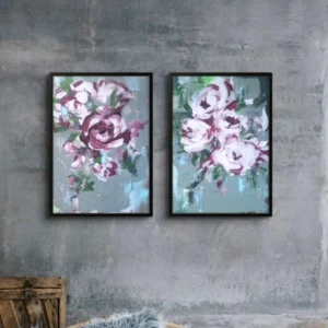 2 tavlor  - Två tavlor med abstrakta blommotiv i rosa, vitt och grönt mot en grå bakgrund. 30x40