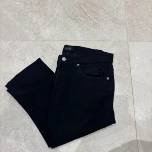 A.P.C Jeans - Säljer dessa APC jeans i färgen Svart, Det är endast testade och mycket bra skick, hör av dig vid intresse!!🎉