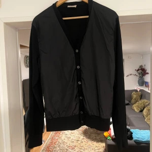 Moncler cardigan - Hej! Säljer min Moncler cardigan tricot då den har blivit för kort på mig Skick 9,5/10. Stilren, den är alldeles ny. Om du har funderingar kring koftan är det bara att hojta till!