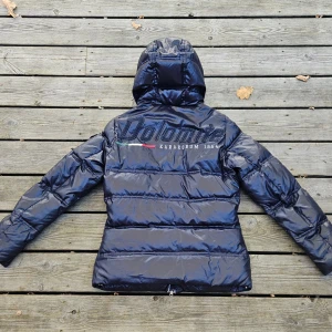 Marinblå dolmitejacka - En marinblå dolmite jacka i storlek XS, nypris 5299kr. Använd ett fåtal gånger, mycket fint skick. Finns en röd och vit upplagda med! 💙 -glansig