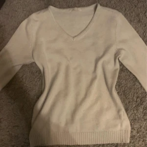 Stickad från vila - Grå stickad tröja från vila i st M, den är lite åt det blå hållet. 