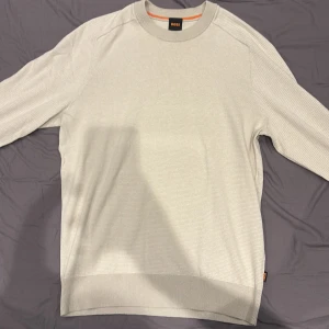 Hugo Boss tröja - Väldigt skön och trendig sitter som S-M