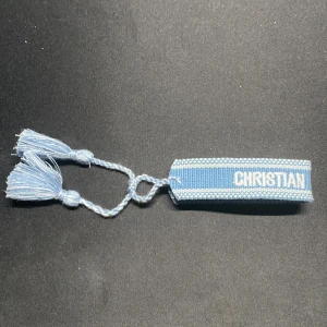 Dior armband - Säljer detta armband från christian dior. Perfekt på sommaren. Hör av er vid funderingar!