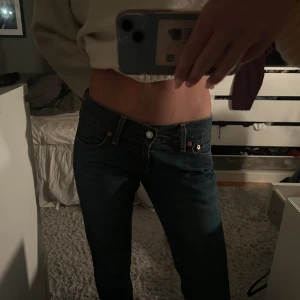 Lågmidjade Levis Jeans - Säljer dessa lågmidjade Levis jeansen, eftersom de tyvärr inte kommer till användning!💓 Köp gärna via instabox!