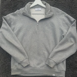 Les Deux Crew Half-Zip Sweatshirt  - LES DEUX Crew Half-Zip Sweatshirt i tidlös gråmelerad färg. En modern klassiker med mjuk insida för maximal komfort och stil. Riktigt skön tröja! Är för liten för mig och därför jag säljer. Storlek M. Hör av dig vid minsta tanke eller fundering! 😁 