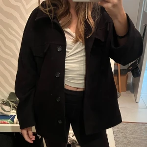 Svart jacka/overshirt - Snygg jacka! Vet varken från vilket märke eller storlek men passar nog S-M