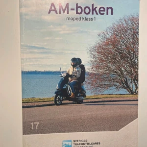 AM-boken moped klass 1 - AM-boken är perfekt för dig som vill ta mopedkörkort! Här hittar du all teori du behöver för att klara utbildningen och få ditt AM-körkort. Boken innehåller kontrollfrågor, övningar och tips för att lyckas på provet.