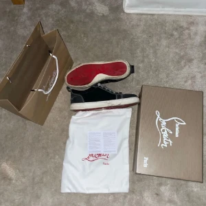Christian Louboutin  - Tja! Säljer ett par Christian Louboutin skor som är i hyfsat bra skick bara lite smutsiga! Box och dustbags ingår! FÖRST TILL KVARN! Priset är förhalningsbart 