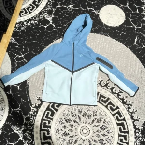 Nike tech - Jag vill sälja pågrund av att jag köpte fel storlek och den är använd 2-4 gånger