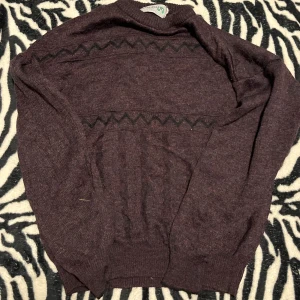 Mörklila stickad tröja🖤 - Säljer en mörklila stickad tröja från Glenbarr Knitwear, skön till vintern väldigt luftigt och oversized 🖤🍒