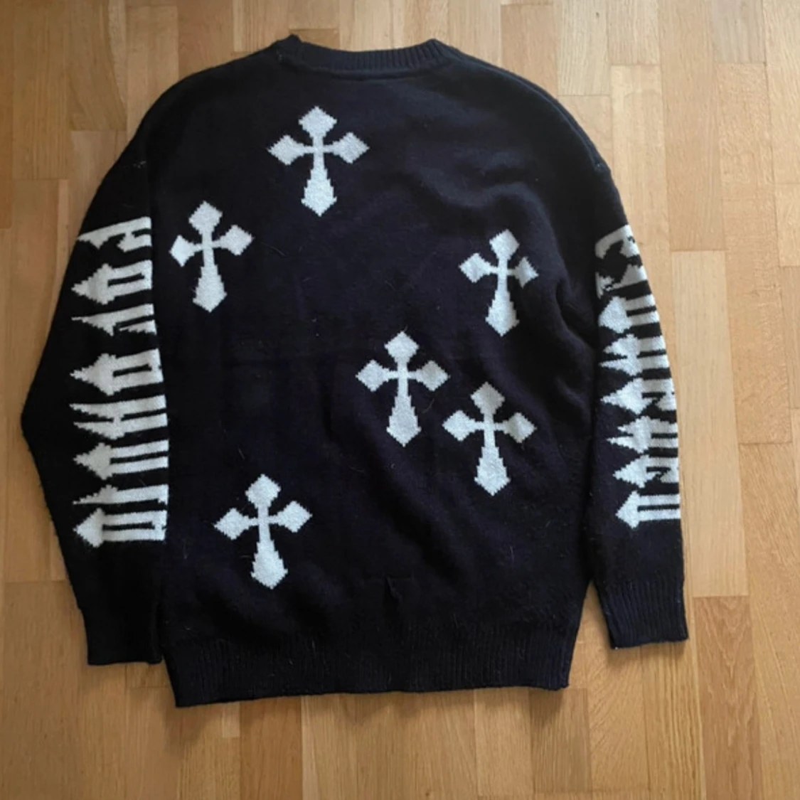 Svart stickad tröja med vita kors - 1