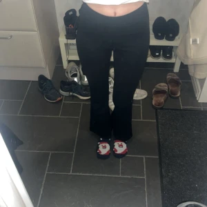 Svarta bootcut byxor Gina Tricot  - Svarta bootcut byxor från Gina. ( dom är i petite i längden så kortare än vanlig XS) Dom är högmidjade och bootcut, aldrig använda och nu är dom förkorta. (Är runt 165cm) materialet är typ som kostymbyxors material. Hör av er vid mer bilder eller frågor!