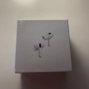 AirPods Pro (2nd generation)  - Helt nya Apple AirPods Pro (2nd generation) med MagSafe-laddningsetui (USB-C). Produkten är fabriksförseglad och oöppnad. Upplev aktiv brusreducering, transparensläge och förbättrad ljudkvalitet. Perfekt för både iPhone och andra enheter.