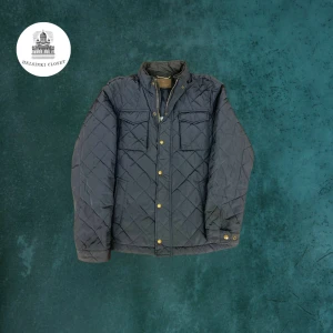 Quiltad jacka från scotch and soda - Snygg quiltad jacka från scotch and soda, den har en gömd huva inne i kragen för regniga dagar. Är i L storlek men passar bra till en stor M. Skriv om ni har fler funderingar om jackan.