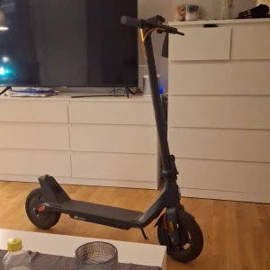 Xiaomi 4 lite 2nd gen 25kmh - Jag har använt den i 4 månader och kunde inte vara bättre. Backhjuls driven med en 350w motor. Ringklockan har någon förstört och den är i bra skick. Behöver sälja den för jag har flyttat och kan inte ta mig till skolan med den längre. Som sagt den går i 25kmh och den är ganska bred vilket gör det skön att stå på.