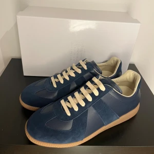 Blå Maison Margiela GATS - Säljer dessa feta GATS | Storlek 46 | Skick 9,5/10 | nästan nyskick | priset kan diskuteras vid snabb affär | Låda finns | skicka dm vid frågor