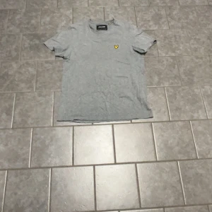 Hej. Säljer 5 lyle&scott t-shirts. Går att köpa separat. Skriv gärna för fler bilder eller intresse. - Säljer 4 stycken T-shirts från lyle&scott. i färgen grå, orange. Och en svart och en vit. En sån hära tröja kostar 400 kr från lyle&scott men nu får du 4 stycken för endast 250kr. Alla är storlek s. Den med prislapp kvar är såld.