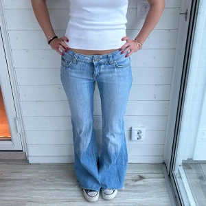 Ljusblå jeans  - Ljusblå utsvängda jeans i storlek XS. Midja: 36x2 cm innerben: 79 cm