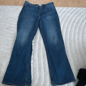 Blå bootcut jeans med hög midja - Använda fåtal gånger. Petite längd inte så stretchiga. 