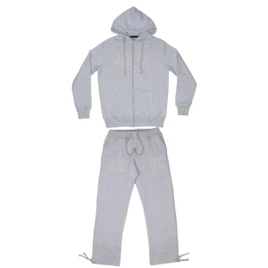 'MT' TRACKSUIT GREY - TUTTOLENTE - Exklusiv grå Tuttolente “MT” tracksuit i storlek S, i nästan nyskick. Setet består av en zip-hoodie och matchande sweatpants i mjuk, högkvalitativ bomullsblandning som ger både komfort och stil.  Detaljer: 	•	Färg: Grå 	•	Storlek: S 	•	Skick: Mycket bra / knappt använd 	•	Broderad “MT”-logga på bröst och byxben 	•	Hoodie med dragkedja och fickor 	•	Byxor med dragsko i midjan och mudd vid benslut  Perfekt för både vardag och streetwear-look – enkel, ren och trendig Tuttolente-stil.