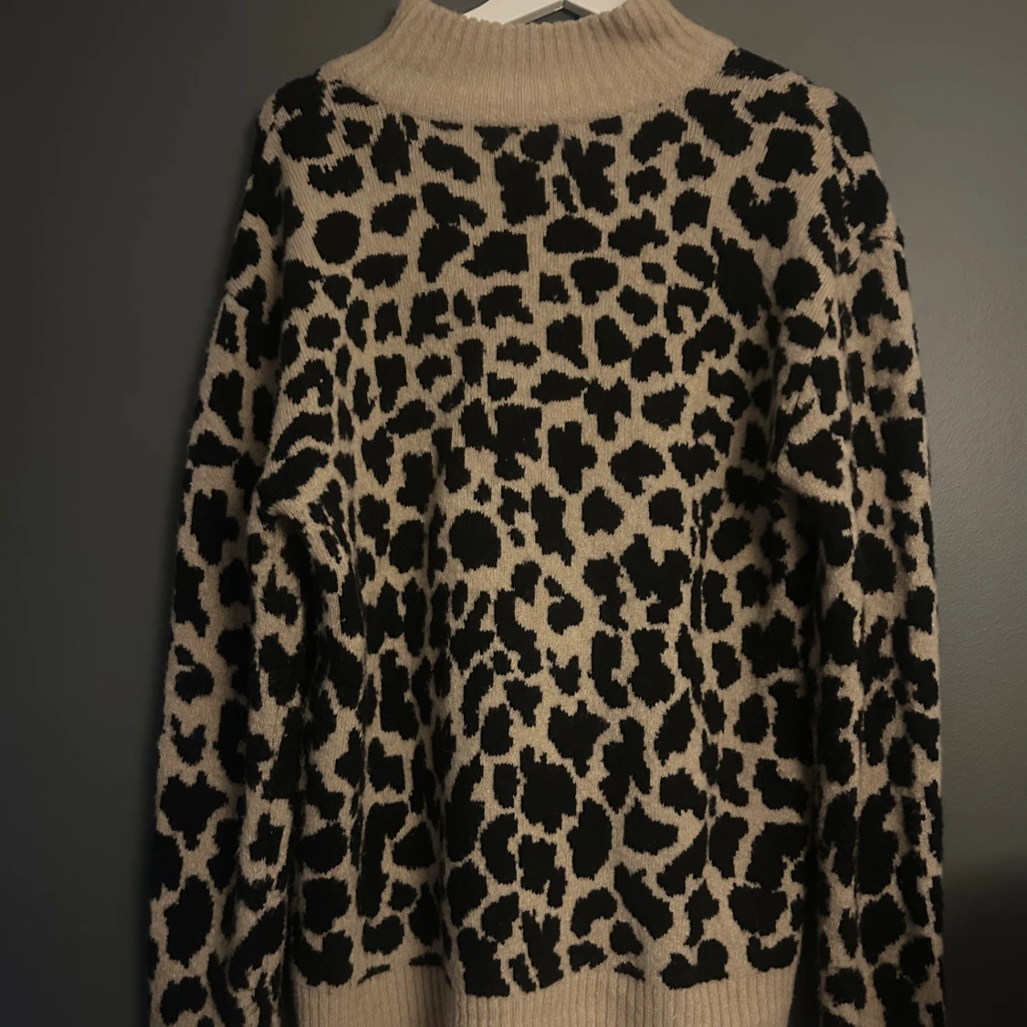 Leopardmönstrad stickad tröja NA-KD - 1