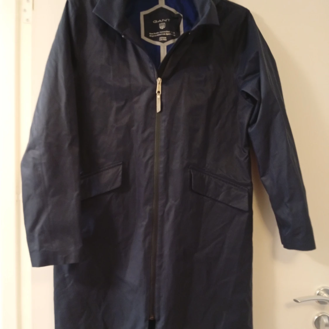 Marinblå regnjacka från Gant med huva