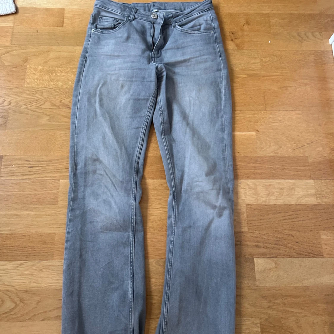 Grå bootcut jeans storlek 170 - 3