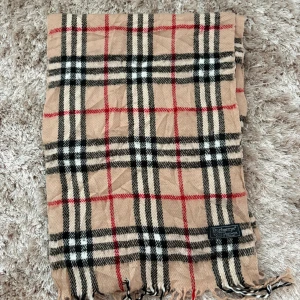 burberry halsduk - halsduk med 100 procent lambswool| skick 10/10| pm för mer info