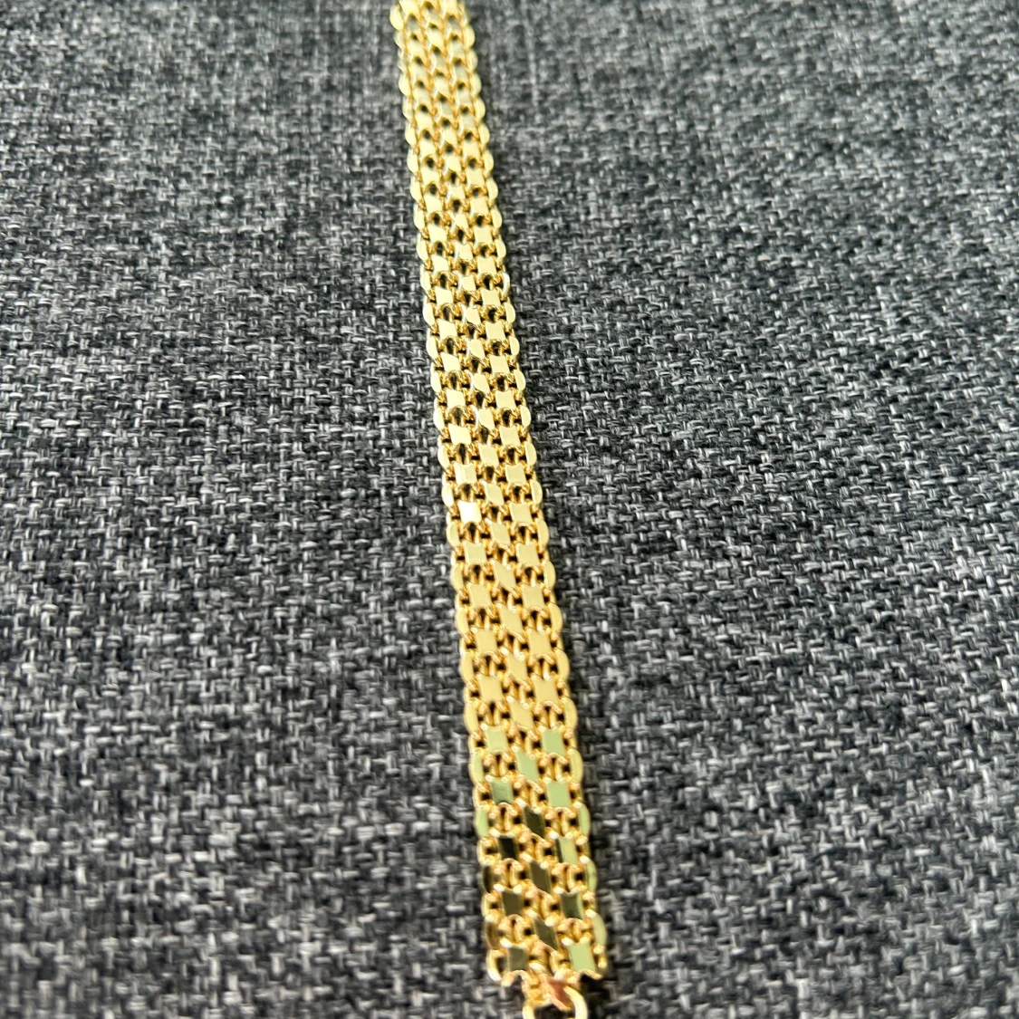 Bred guldfärgat armband i kedja