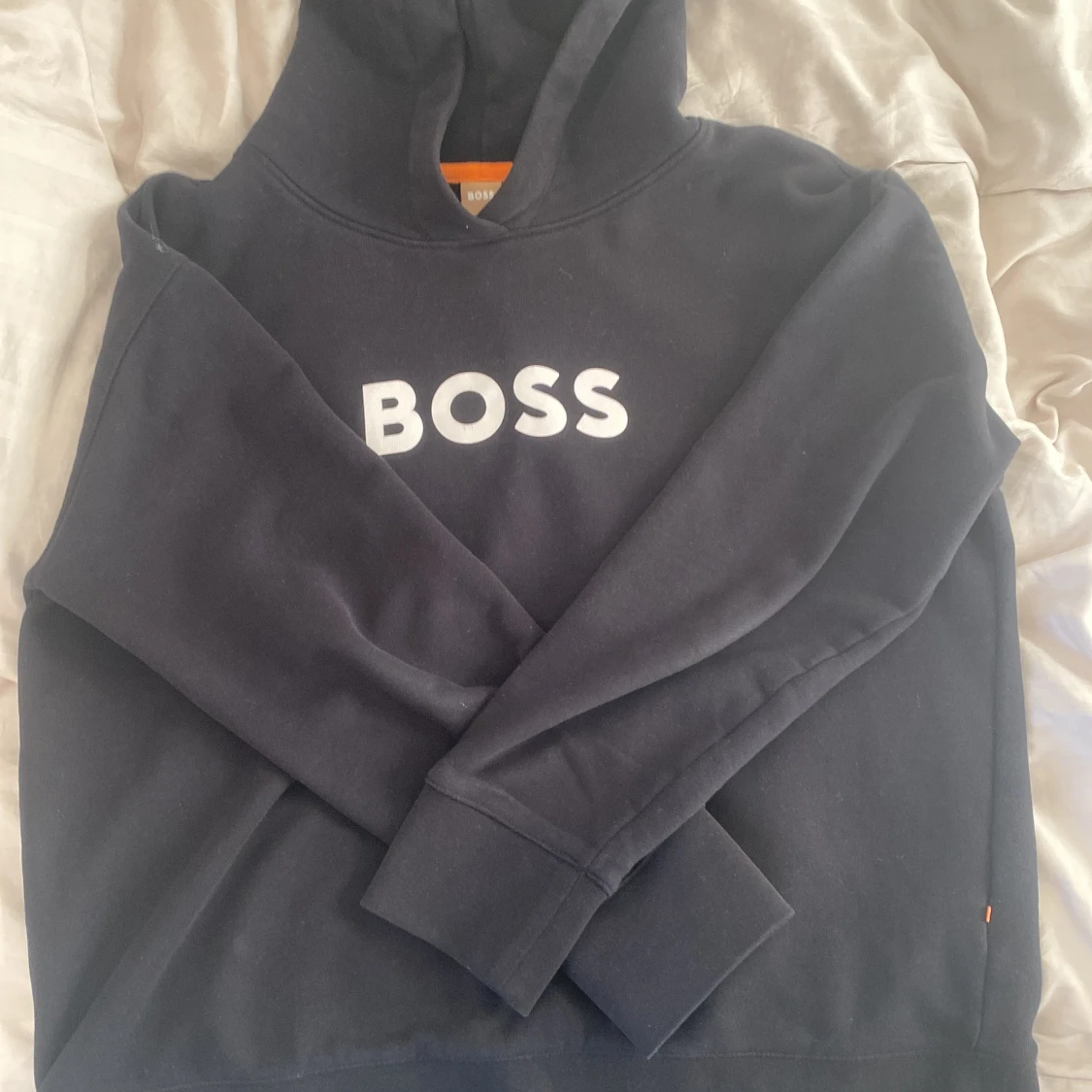 Svart hoodie från BOSS med tryck