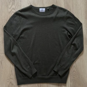 Grön tröja från Bläck, storlek M - Snygg grön tröja från Bläck i storlek M. Klassisk rund halsringning och långa ärmar. Tröjan är i ett mjukt och tunt material som passar perfekt till lager-på-lager. Enkel och stilren design som funkar till det mesta. Perfekt nu till hösten. Hör av dig om du har frågor!