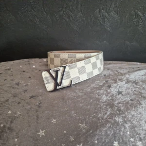 LV Bälte 110 cm vit grå - Bälte med silver spänne.