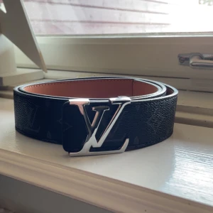 Monogram bälte - Snyggt monogram bälte, nytt