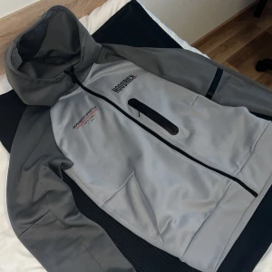 HoodRich Tröja - Fleece fodrad kofta med luva, tre fickor. Inga hål, lite sliten text på baksidan annars är den i bra skick! Bekväm och varm att ha på sig vilket passar bra nu till höst & vinter tiderna. Finns att hämta i Jönköping men kan även frakta! Kom gärna med bud och tveka inte om du har några frågor.