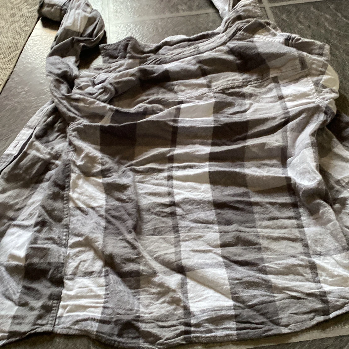 Gråvit rutig skjorta med knappar - 1