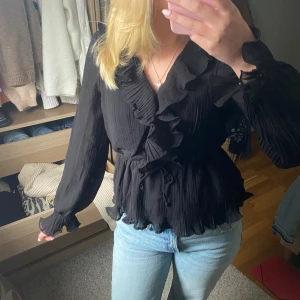 Svart blus  - Svart blus som tyvärr ej kommer till användning längre💗