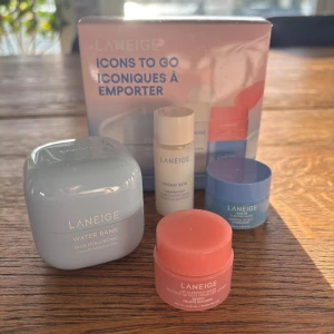 Laneige Icons To Go kit - Säljer ett Laneige Icons To Go kit med Water Bank Blue Hyaluronic Cream Moisturizer i ljusblå burk, Cream Skin toner i vit flaska, blå Water Sleeping Mask och rosa Lip Sleeping Mask. Perfekt för dig som vill testa flera favoriter från Laneige i smidiga ministorlekar.