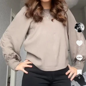 Beige blus med puffärm från Vila - Säljer en beige blus från Vila i storlek 36. Blusen har puffiga långärmar med smock och volang vid ärmslutet, rund hals och rak passform. Materialet känns mjukt och lätt, perfekt för dig som gillar stilrena och trendiga plagg.