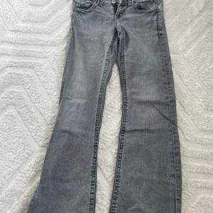 Grå jeans från Gina Tricot, stl 146 - Snygga grå jeans från Gina Tricot i storlek 146. Jeansen har klassisk femficksmodell, bootcut och normal passform. Materialet är denim och färgen är tvättad grå, vilket ger en cool och avslappnad look.