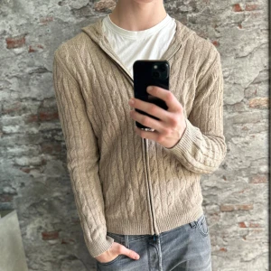 Massimodutti Kashmir zip-hoodie - Hyfsat skick, lite nopprig och den har några små fläckar på magen  Storlek M passar dig som är mellan 178-185cm ungefär. Nypris ca 2000kr. Modellen är 185 cm, 79 kg. Skriv för mer information!🤝