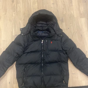 Svart vinterjacka från Polo Ralph Lauren, storlek L - Svart vinterjacka från Polo Ralph Lauren till salu eftersom den är för stor för mig. Storlek L
