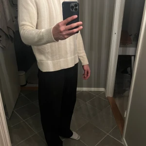 Arket Chunky stickad tröja - Säljer en stilren vit stickad tröja med rund hals och bred ribbad mudd vid ärmslut och nederkant. Tröjan har en klassisk passform och är perfekt för lager-på-lager under kyliga dagar. Enkel och clean look som passar till det mesta.