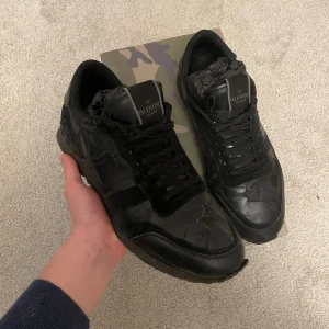 Valentino Garavani svarta sneakers - Svarta Valentino Garavani Rockrunner storlek 43 tvär bra vinterskor skick 8,5/10 kommer ej till användning längre (självklart äkta) box ingår,hör av er vid minsta fundering!