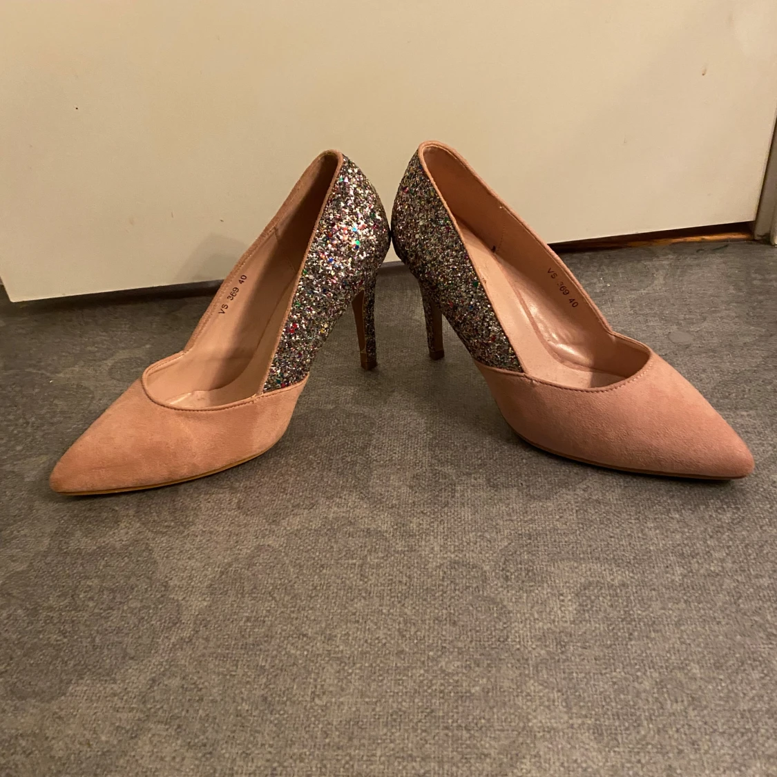 Glittriga pumps med spetsig tå - 4