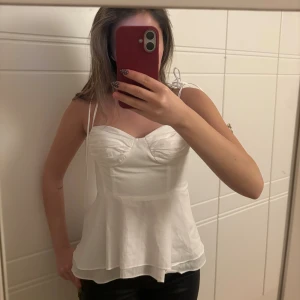 Vit topp från Zara  - Säljer denna supersnygga toppen från Zara i mycket bra skick! Perfekt både till vardags och till fest!
